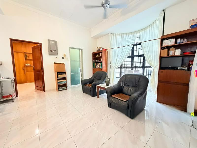 Rumah Berkembar untuk Dijual di Taman Sri Kluang (Kluang) - May Tan - Living Room - PropertyGuru.com.my