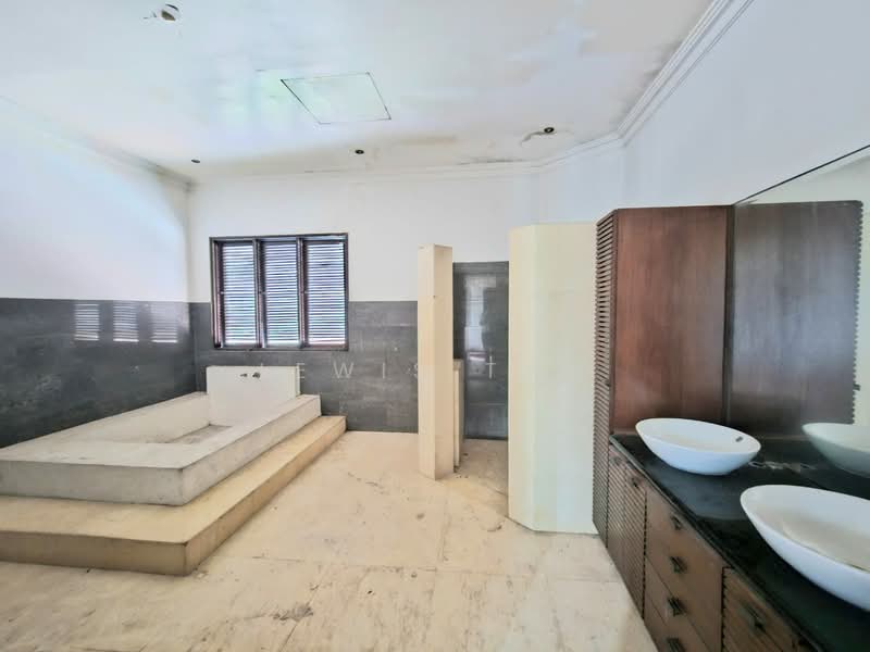 Rumah Banglo untuk Dijual di Country Heights (Kajang) - Lewis Tam - Bathroom - PropertyGuru.com.my