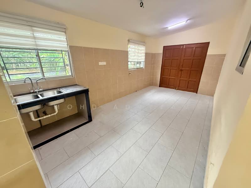 Semi-Detached House for Sale in Kampung Jalan Kebun (Shah Alam) - Mohd Adryzam - Kitchen - PropertyGuru.com.my