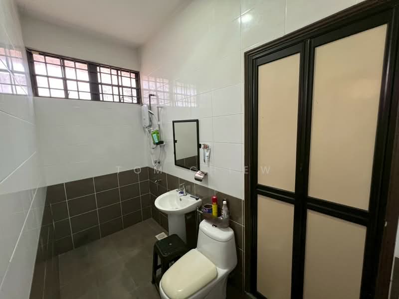 Semi-Detached House for Sale in Taman Perling (Perling) - Tom Chiew - Bathroom - PropertyGuru.com.my