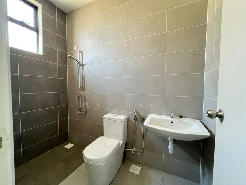 Rumah Teres 2 Tingkat untuk Dijual di Taman Tasik Indah (Kluang) - May Tan - Bathroom - PropertyGuru.com.my