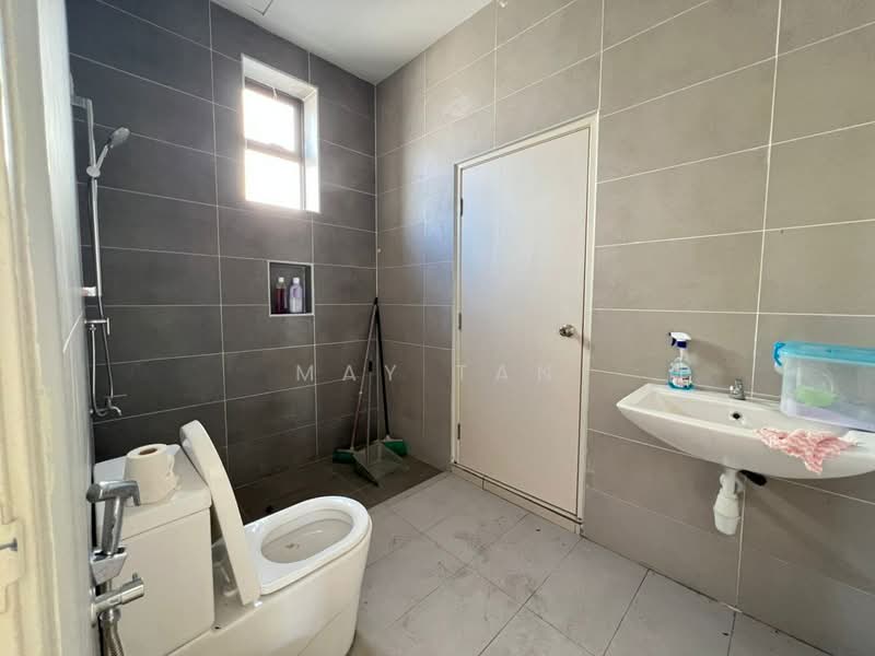 Rumah Teres 2 Tingkat untuk Dijual di Taman Tasik Indah (Kluang) - May Tan - Bathroom - PropertyGuru.com.my