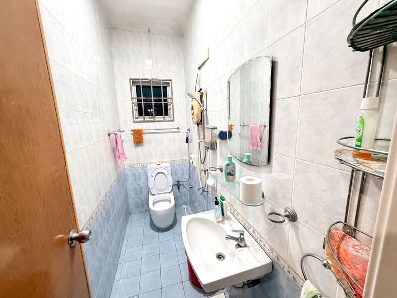 1.5-storey Terraced House for Sale in Taman Gaya (Ulu Tiram) - Carson . - Bathroom - PropertyGuru.com.my