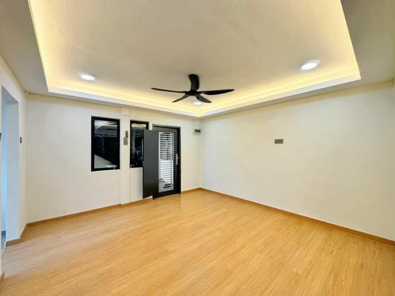 Rumah Flat untuk Dijual di Bandar Selesa Jaya - Le Ching . - Living Room - PropertyGuru.com.my