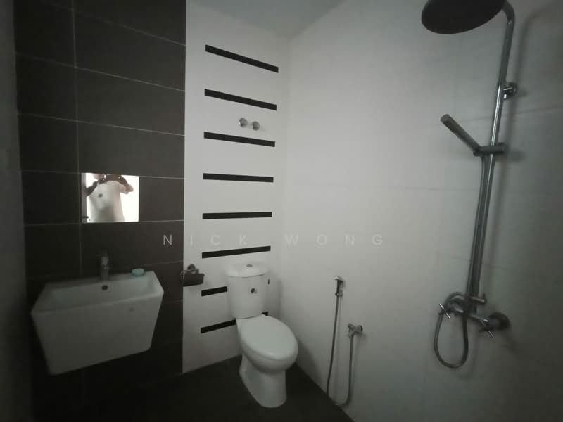 Rumah Teres 4 Tingkat untuk Disewa di Happy Garden (Kuchai Lama) - Nick Wong - Bathroom - PropertyGuru.com.my