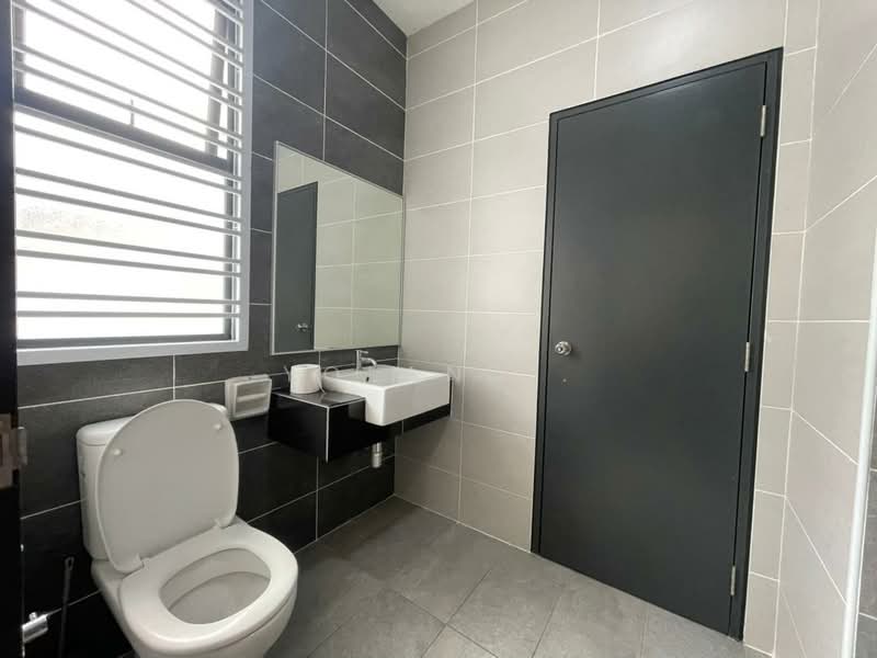 Cluster House for Rent in Taman Mount Austin (Tebrau) - Yoland . - Bathroom - PropertyGuru.com.my