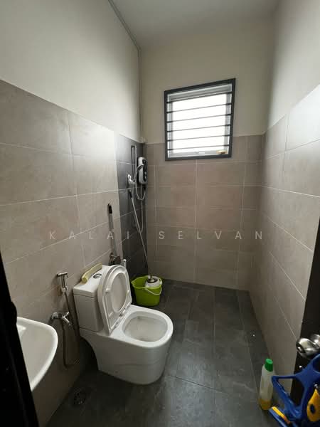 Rumah Teres 2 Tingkat untuk Disewa di Setia Tropika (Johor Bahru) - Kalai Selvan - Bathroom - PropertyGuru.com.my