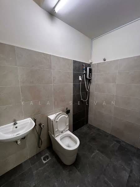Rumah Teres 2 Tingkat untuk Disewa di Setia Tropika (Johor Bahru) - Kalai Selvan - Bathroom - PropertyGuru.com.my