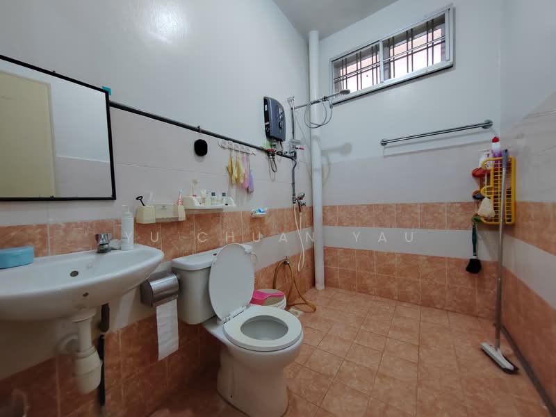 2-storey Terraced House for Sale in Taman Angkasa Nuri (Durian Tunggal) - Yu Chuan Yau - Bathroom - PropertyGuru.com.my