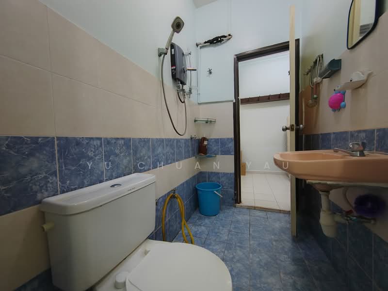 2-storey Terraced House for Sale in Taman Angkasa Nuri (Durian Tunggal) - Yu Chuan Yau - Bathroom - PropertyGuru.com.my