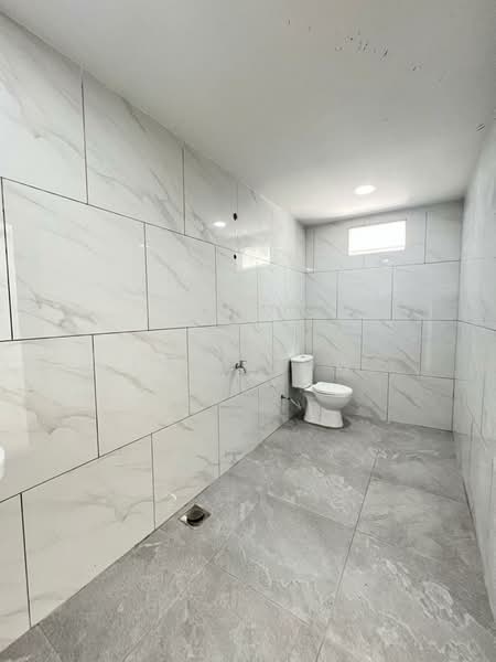 2-storey Terraced House for Sale in Taman Bukit Kempas (Tampoi) - Eva Siow - Bathroom - PropertyGuru.com.my