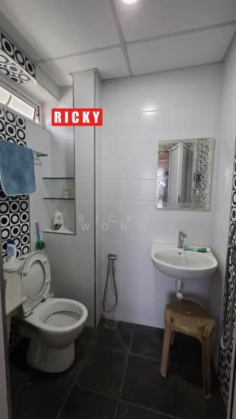 Rumah Flat untuk Dijual di Taman Harbour View (Wisma KGN) - Ricky Wong - Bathroom - PropertyGuru.com.my