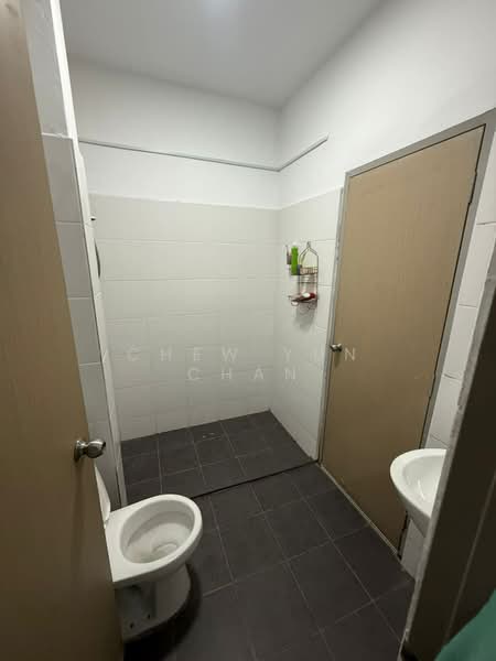 Pangsapuri untuk Disewa di Residensi Larkin Indah - Chew Yun Chan - Bathroom - PropertyGuru.com.my