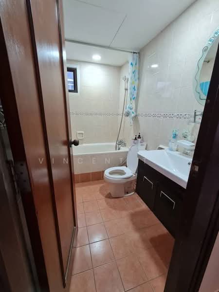 Kondominium untuk Disewa di Gurney Park Condominium - Vincent Tan - Bathroom - PropertyGuru.com.my