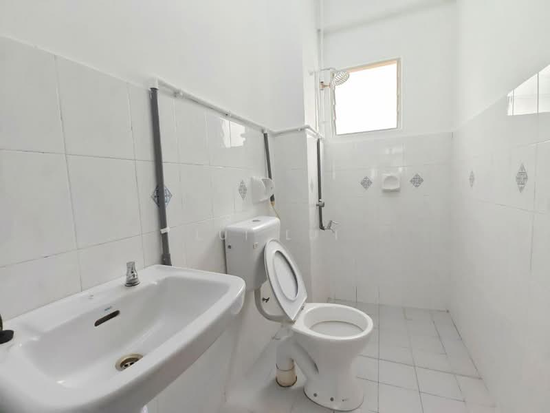 Apartment for Sale at Vista Seri Alam - Lui Lui - Bathroom - PropertyGuru.com.my