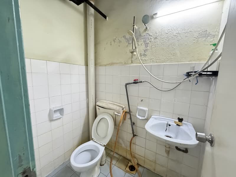 Apartment for Sale at Pangsapuri Seri Inai - Clement Wong - Bathroom - PropertyGuru.com.my
