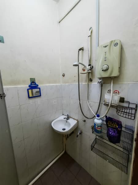 2-storey Terraced House for Rent in Permas Jaya (Johor) - Le Ching . - Bathroom - PropertyGuru.com.my