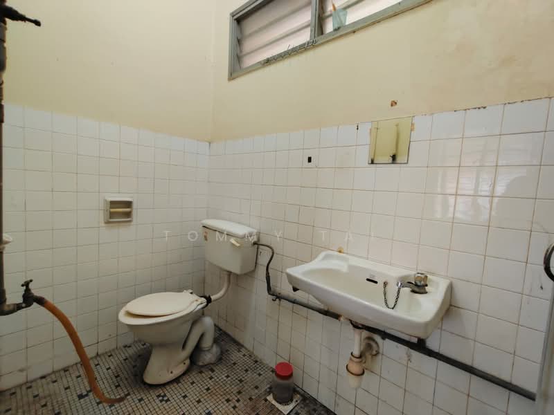 Rumah Teres 1 Tingkat untuk Dijual di Taman Pelangi (Johor Bahru) - Tommy Tai - Bathroom - PropertyGuru.com.my