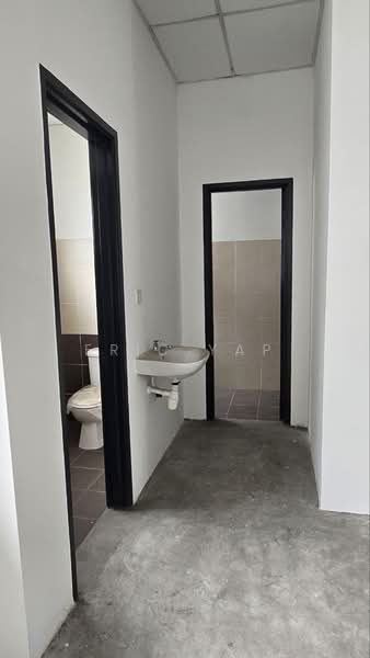 Shop / Office for Rent in Taman Cahaya Kota Puteri (Masai) - ERIC YAP - Bathroom - PropertyGuru.com.my