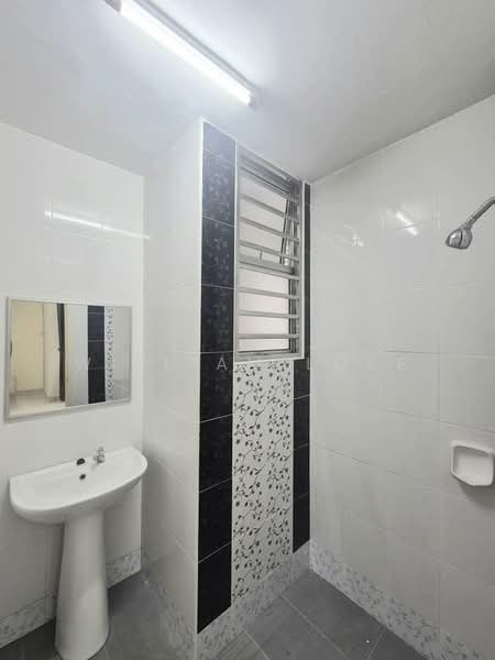 Rumah Teres 2 Tingkat untuk Disewa di Mutiara Rini (Skudai) - William Loke - Bathroom - PropertyGuru.com.my