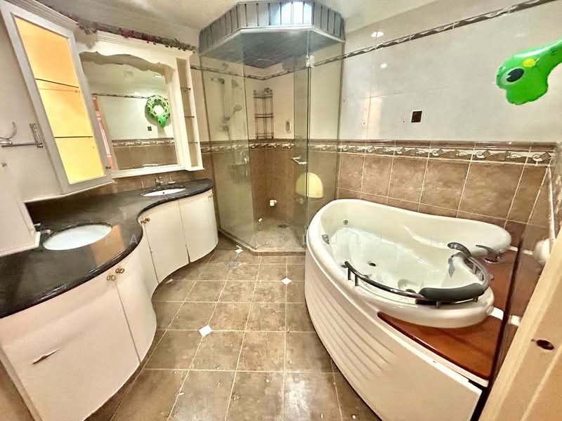 Rumah Berkembar untuk Dijual di Seksyen 7 (Shah Alam) - Fauzi Abdullah - Bathroom - PropertyGuru.com.my