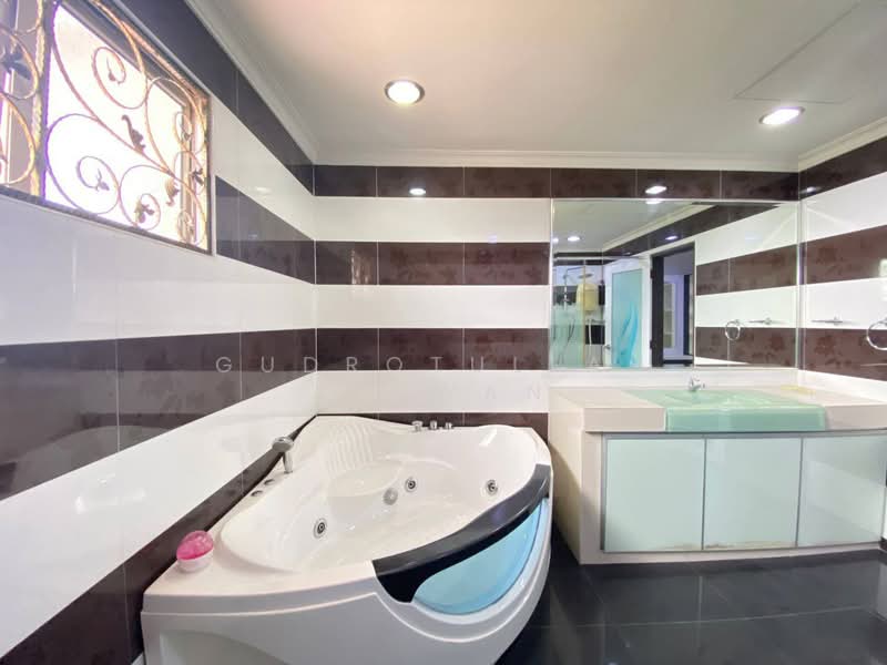 Rumah Berkembar untuk Dijual di Seksyen 5 (Bangi) - Gudrotullah Ikhwan - Bathroom - PropertyGuru.com.my