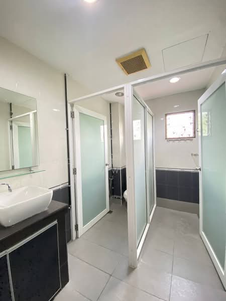 Rumah Berkembar untuk Dijual di Seksyen 5 (Bangi) - Gudrotullah Ikhwan - Bathroom - PropertyGuru.com.my