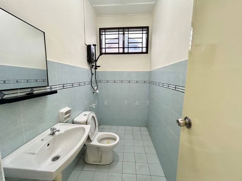 Rumah Teres 1.5 Tingkat untuk Dijual di Taman Setia Indah (Tebrau) - Yik Tat - Bathroom - PropertyGuru.com.my