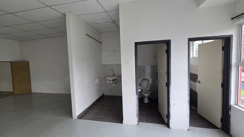 Shop / Office for Rent in Taman Nong Chik (Johor Bahru) - Sam Lee - Bathroom - PropertyGuru.com.my