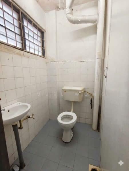 Rumah Flat untuk Disewa di Jalan Haji Manan Flat - Samuel Wong - Bathroom - PropertyGuru.com.my