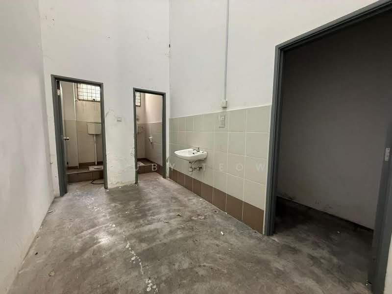 Semi-D Factory for Rent in Taman Impian Emas (Skudai) - Ruby Teow - Bathroom - PropertyGuru.com.my