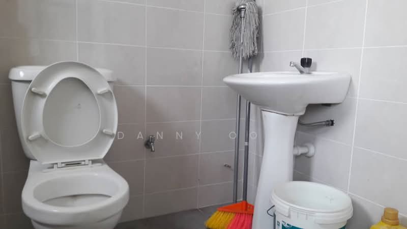 Kondominium untuk Disewa di Pelangi Heights 2 - Danny Oon - Bathroom - PropertyGuru.com.my