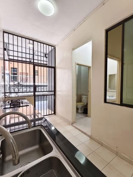 Cluster House for Rent in Austin Heights (Tebrau) - Ah Bee - Kitchen - PropertyGuru.com.my