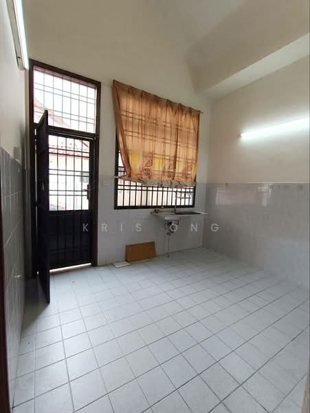 Rumah Teres 1 Tingkat untuk Disewa di Taman Pelangi Indah (Ulu Tiram) - Kris Ong - Kitchen - PropertyGuru.com.my