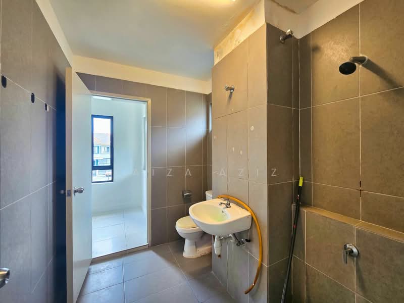 Terraced House for Sale in Bandar Mahkota Banting (Tanjong Duabelas) - Faiza Aziz - Bathroom - PropertyGuru.com.my