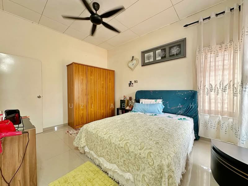 Semi-Detached House for Sale in Bandar Bukit Mahkota (Bangi) - Fauzi Abdullah - Bedroom - PropertyGuru.com.my