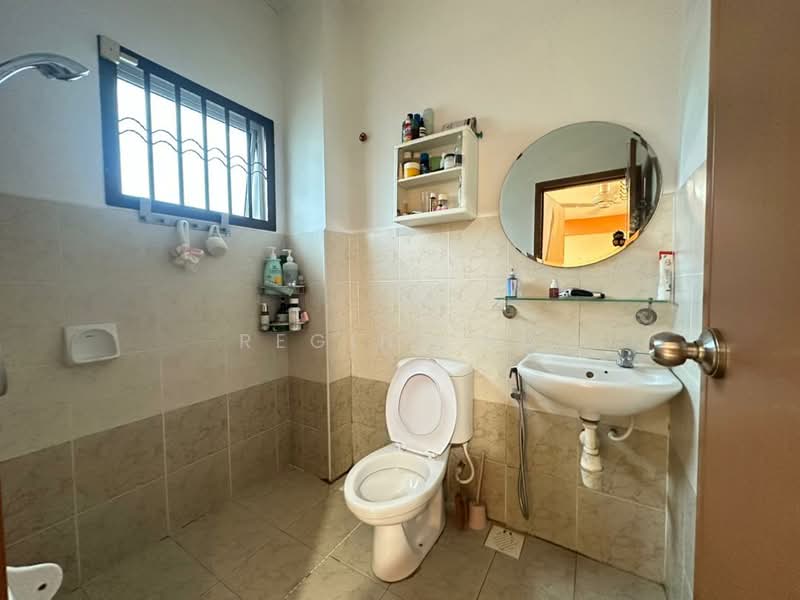 Rumah Teres 2 Tingkat untuk Dijual di Taman Setia Indah (Tebrau) - Regine Ng - Bathroom - PropertyGuru.com.my