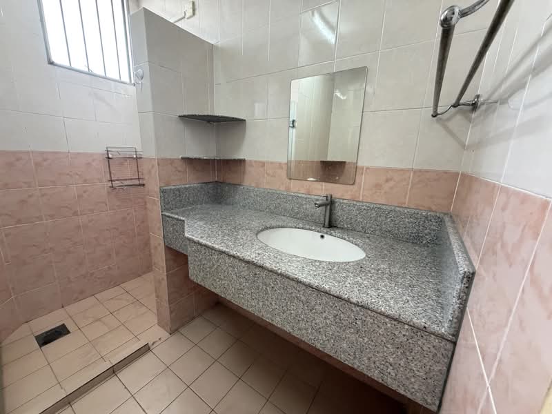Rumah Teres untuk Disewa di Bandar Mahkota Cheras (Cheras) - Kim Lee - Bathroom - PropertyGuru.com.my