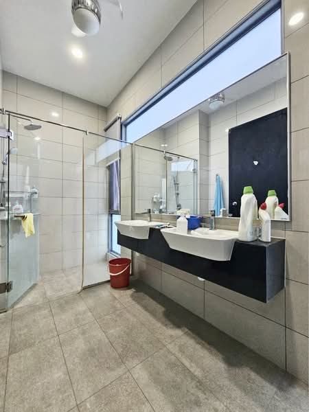 Semi-Detached House for Sale in Taman Molek (Johor Bahru) - Yik Tat - Bathroom - PropertyGuru.com.my