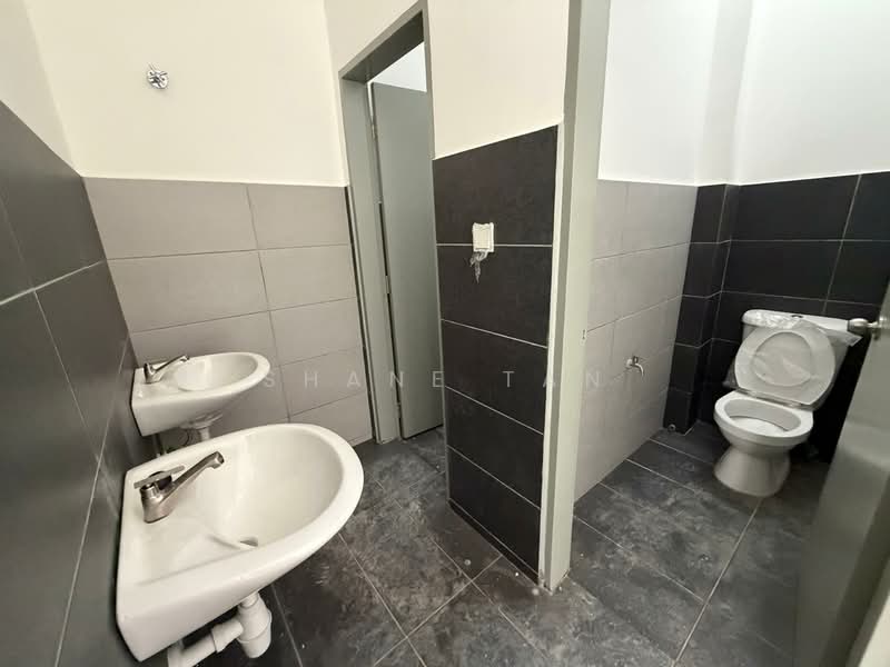 Shop / Office for Rent in Bandar Ainsdale (Seremban) - Shane Tan - Bathroom - PropertyGuru.com.my