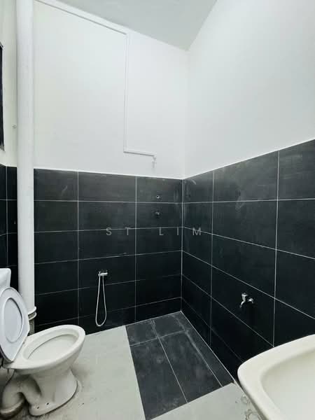 Rumah Berkembar untuk Dijual di Tanjung Tokong (Penang) - ST Lim - Bathroom - PropertyGuru.com.my