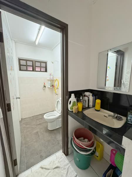 Rumah Teres 1.5 Tingkat untuk Dijual di Taman Pelangi Indah (Ulu Tiram) - Tommy Tai - Bathroom - PropertyGuru.com.my