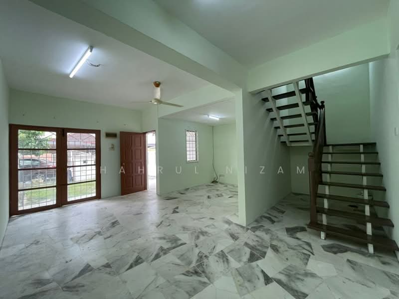 2-storey Terraced House for Sale at USJ 1 - Shahrul Nizam - Living Room - PropertyGuru.com.my