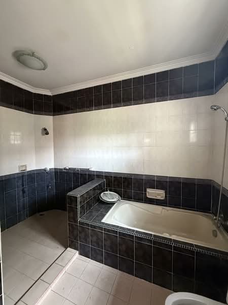 Bungalow for Sale in Subang Jaya (Selangor) - Lai Leng - Bathroom - PropertyGuru.com.my