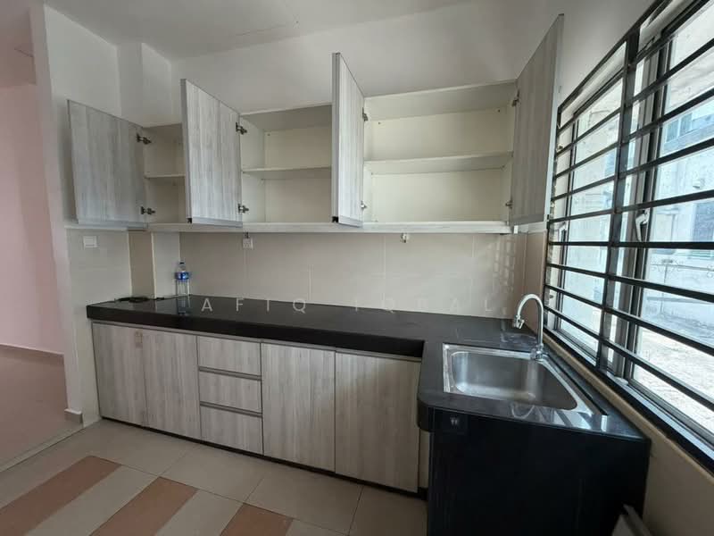 3-storey Terraced House for Rent in Batu Caves (Selangor) - Afiq Iqbal - Kitchen - PropertyGuru.com.my
