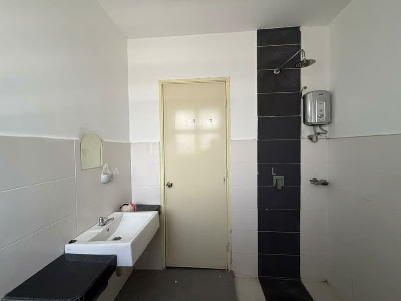 3-storey Terraced House for Rent in Batu Caves (Selangor) - Afiq Iqbal - Bathroom - PropertyGuru.com.my