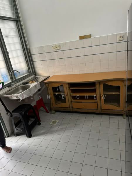 1.5-storey Terraced House for Rent in Taman Molek (Johor Bahru) - Jennie Chew - Kitchen - PropertyGuru.com.my