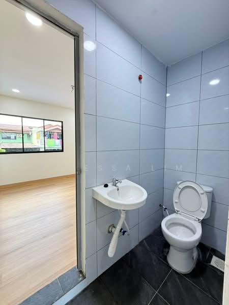 Rumah Teres 2 Tingkat untuk Dijual di Taman Damai Jaya (Skudai) - Vanessa Lim - Bathroom - PropertyGuru.com.my
