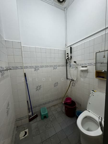 Rumah Teres 1.5 Tingkat untuk Disewa di Taman Molek (Johor Bahru) - Chloe Chin - Bathroom - PropertyGuru.com.my
