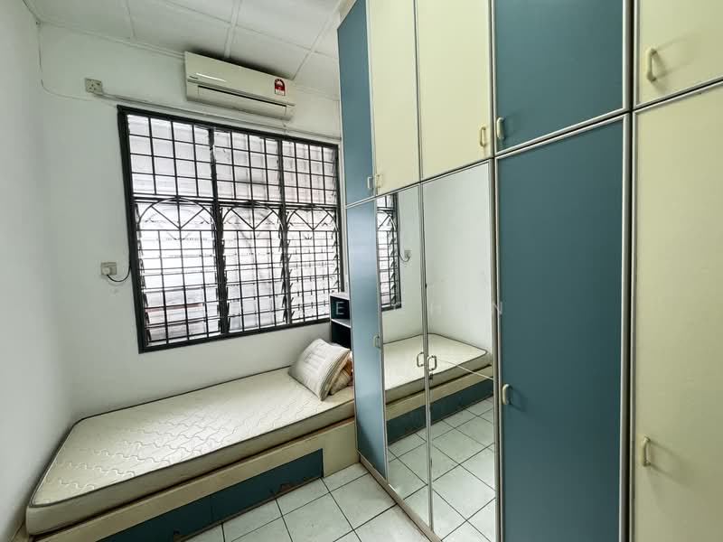 Rumah Teres 1.5 Tingkat untuk Disewa di Taman Molek (Johor Bahru) - Chloe Chin - Bedroom - PropertyGuru.com.my
